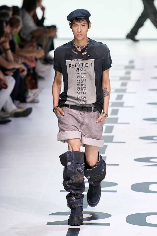 amaliagaroca's tweet photo. 🪡 Botas desgastadas cómo si fueran unos vaqueros rotos
#DolceGabbana SS 23
Colección #DGReEdition
#moda 🪡 #DGSS23 #MFW https://t.co/wxPrggFURw