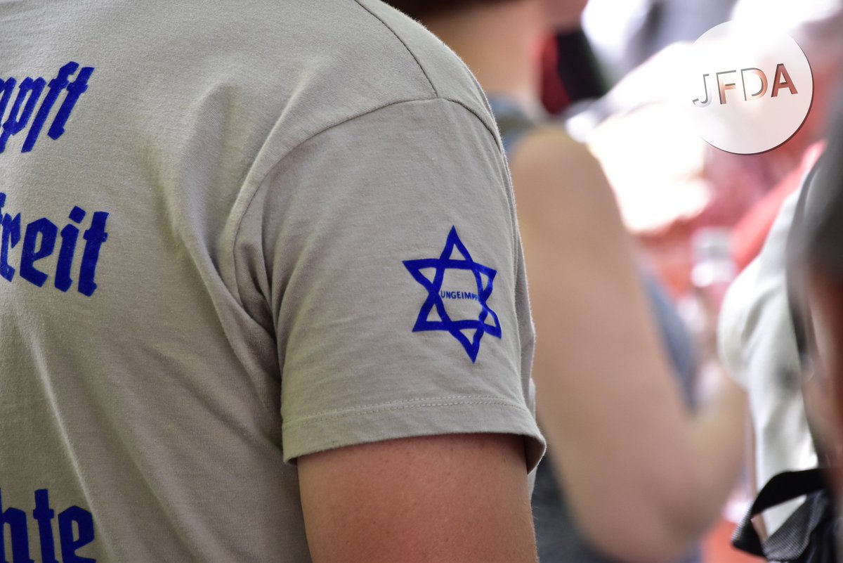 JFDA_eV's tweet photo. Shoah-Relativierung auf Kundgebung der "Freien Sachsen" in #Dresden am 18.06.22

Vermutlich in Reaktion auf das Verbot des Tragens von sog. gelben Judensternen trägt ein Teilnehmer ein Shirt, das mit einem Davidstern mit der Aufschrift "ungeimpft" bedruckt ist. #dd1806 https://t.co/nug0e4mLQi
