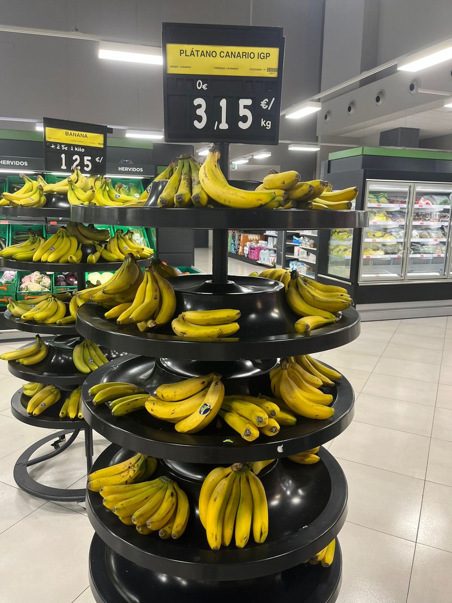 1717Carmen's tweet photo. Estamos locos? En la frutería de mi barrio a 2.25 € https://t.co/fSB6sdiTyF