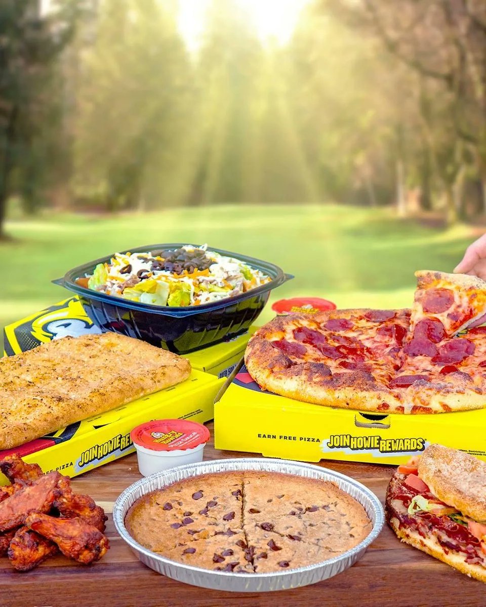 HowieTulsa's tweet photo. Happy International Picnic Day! Go out and enjoy that sun!

(And here’s hoping that it’s not storming on the day this post is uploaded)

#howiedoit #hungryhowies #pizza #yum #famousforflavor #flavoredcrust #tulsa https://t.co/P9wEiL3tRh