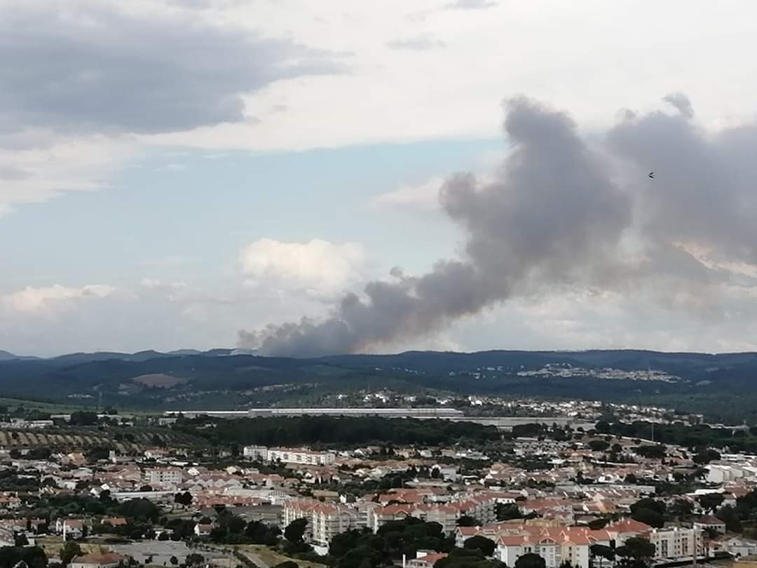 Lavra neste momento um incêndio numa zona de Povoamento Florestal em Sardoal. No local estão já 74 operacionais, apoiados por 16 veículos e 4 meios aéreos!