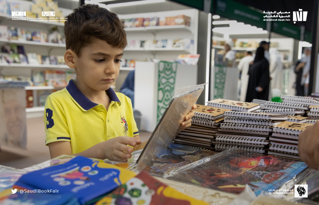 SaudiBookFairs's tweet photo. الصغار في #معرض_المدينة_المنورة_للكتاب_2022
بريقٌ من المرح وشعلةٌ من الشغف 💫 https://t.co/k5AQwYaSh9