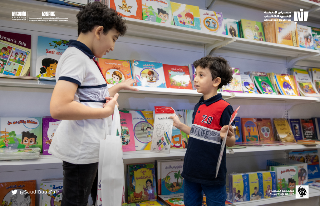 SaudiBookFairs's tweet photo. الصغار في #معرض_المدينة_المنورة_للكتاب_2022
بريقٌ من المرح وشعلةٌ من الشغف 💫 https://t.co/k5AQwYaSh9