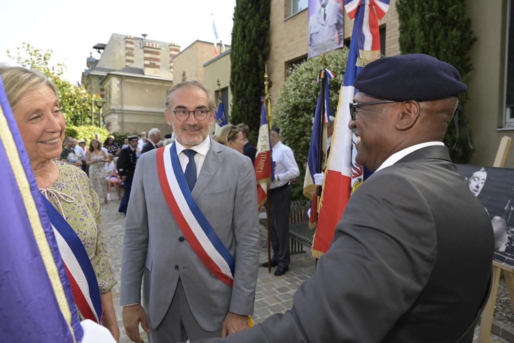 Arnaud_Pericard's tweet photo. Commémoration cet après-midi de l’Appel du #18juin1940 au #Pecq.
Souvenons-nous des mots du général de Gaulle. Notre flamme ne doit pas s’éteindre. Porteuse d’espoir, message de liberté, c’est à nos valeurs que nous rendons hommage aujourd’hui. https://t.co/24EMC689dT