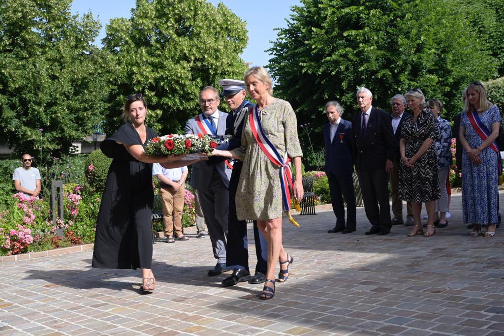 Arnaud_Pericard's tweet photo. Commémoration cet après-midi de l’Appel du #18juin1940 au #Pecq.
Souvenons-nous des mots du général de Gaulle. Notre flamme ne doit pas s’éteindre. Porteuse d’espoir, message de liberté, c’est à nos valeurs que nous rendons hommage aujourd’hui. https://t.co/24EMC689dT