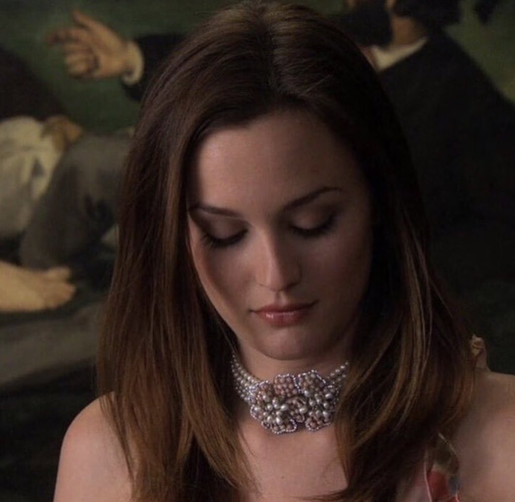 PopCulture2000s's tweet photo. blair waldorf at the musée d’orsay in paris https://t.co/wC9wFHJpQF