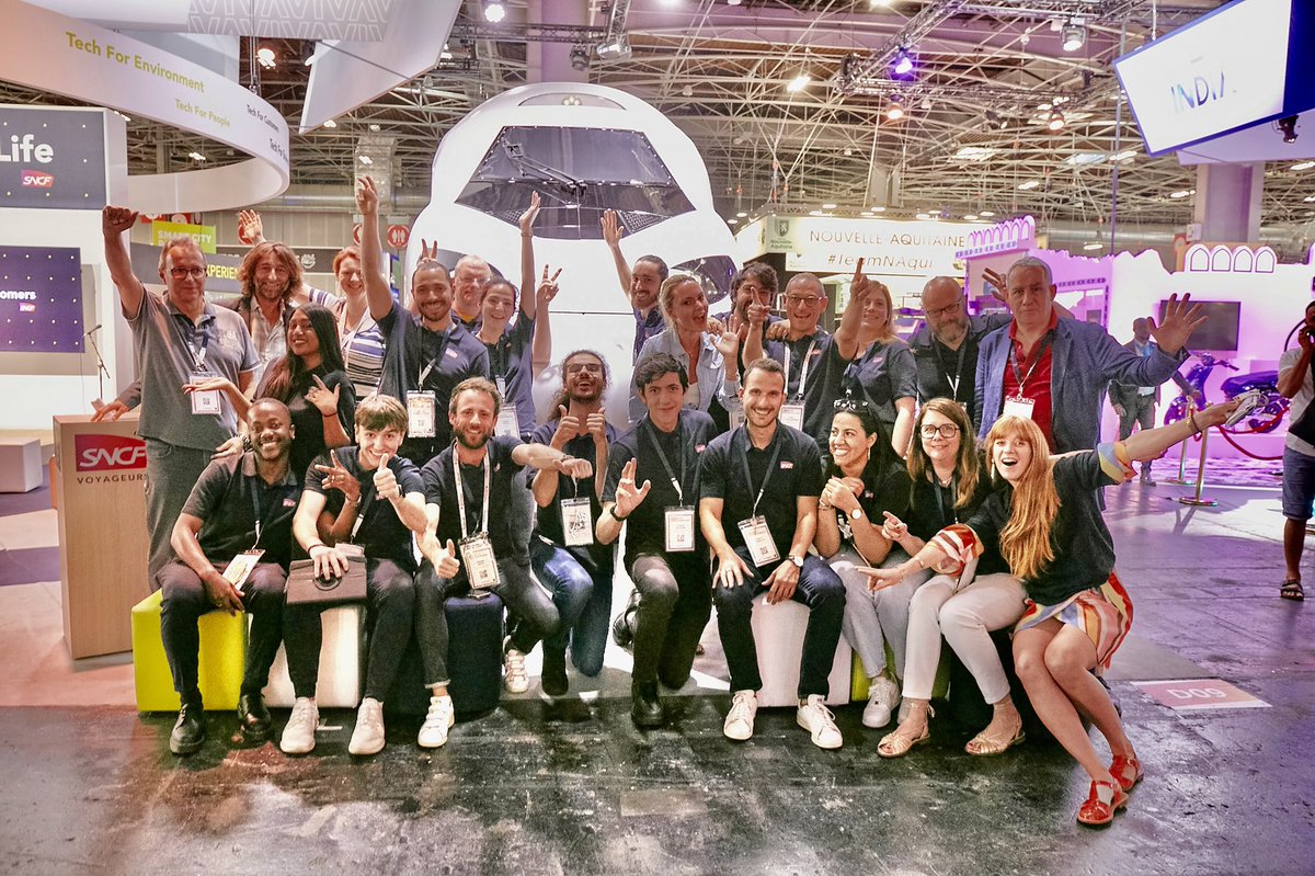 CFanichet's tweet photo. Clap de fin sur #VivaTech : un grand coup de chapeau et MERCI aux équipes de la direction du #Numérique et aux participants de toutes les sociétés du @GroupeSNCF, qui ont fait du Lab #SNCF une des vedettes de cette édition 2022 ! 👏👏 #vivaSNCF https://t.co/VsKuqVRSNj