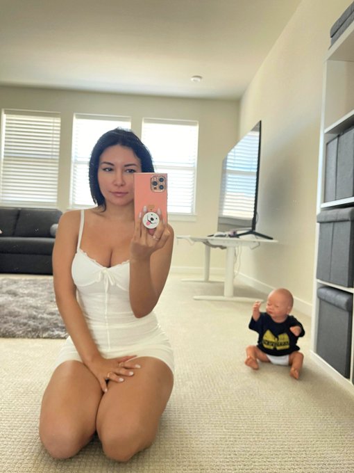 Taking motherhood very serious https://t.co/t7nKYieGPU