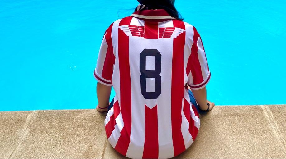 Tras mucho esfuerzo y trabajo,luchando contra problemas y meandros,la #contracamiseta ya está aquí para su revisión final.Gracias por vuestra paciencia. Pronto abriremos los pedidos para que todo atlético pueda disfrutar de una camiseta a la altura de estos colores que amamos.