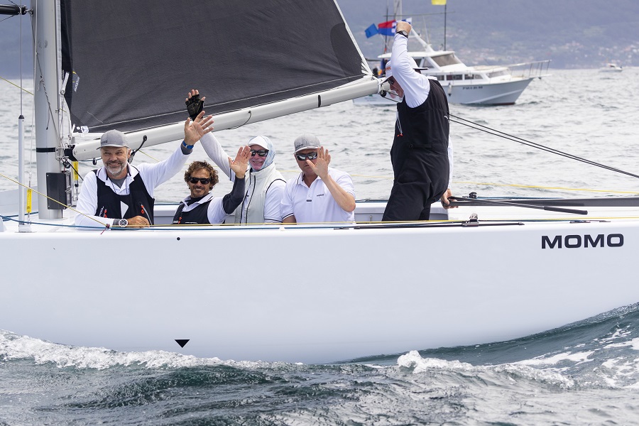 ⛵️ #Vela #Sailing Francia y Suiza se llevan el #Xacobeo  6mR Worlds en una emocionante jornada final thornado.es/francia-y-suiz…