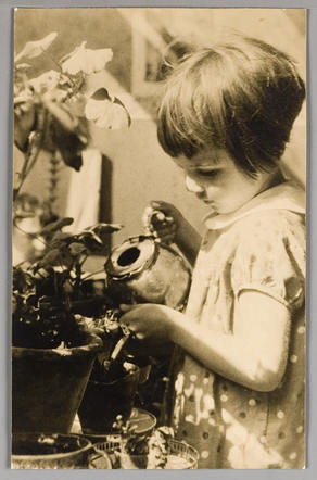 AuschwitzMuseum's tweet photo. 18 June 1930 | Belgian Jewish girl Irma Andrie Jeannette Speelman was born in Wenduine. During the war she lived in The Hague.

She was deported to #Auschwitz in October 1942 and murdered in a gas chamber after the selection. https://t.co/R4j3CuoBld