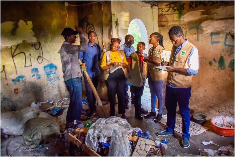 2250Ishaka's tweet photo. #Mapping. Toujours pour la cartographie ds organisations ds jeunes actives face au #ChangementClimatique appuyée par @UNICEF_Burundi, Visite de ISHAKA 2250 chez @Royal_Arts_Bdi #APEBH,engagée à réduire la pollution des plastiques par leur valorisation en objets d’arts. #YouthTurn https://t.co/MoSELsqdpc