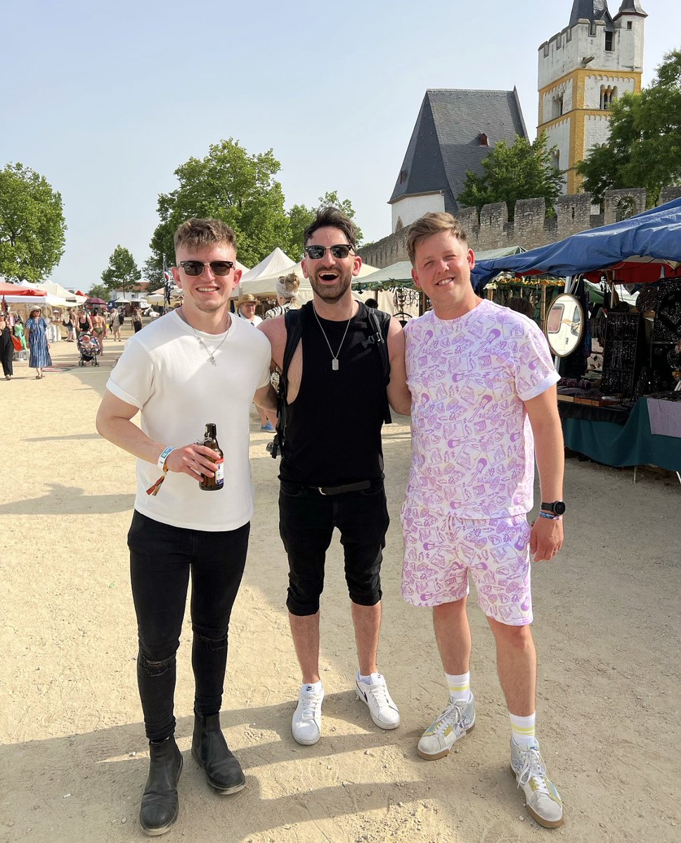 Summer is officially here!! 🔥🔥🔥

40 Degrees over here in Germany for EUROFOLK but that’s nothing on the roasting Graeme’s going to get for his sweet new threads 👕🔥!! 

Slamming this tonight and then off to party at Black Deer tomorrow!! 

Let’s Do This!

#EuroFolk #BlackDeer