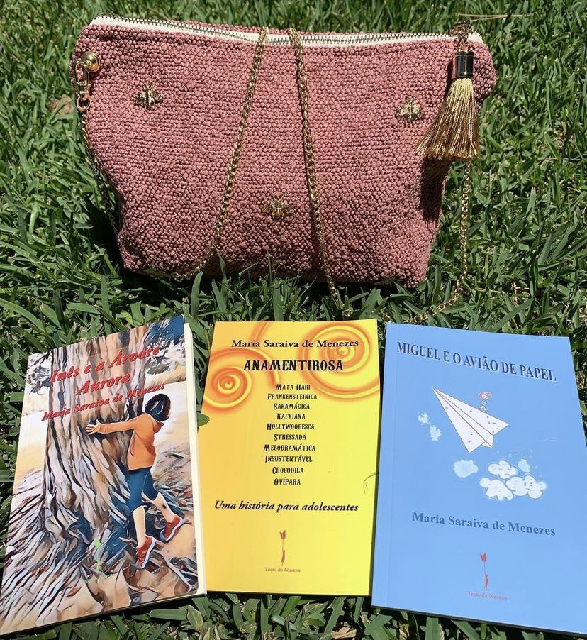 3 livros infanto-juvenis, autografados pela autora. 
Encomende aqui com descontos e oferta de portes:
ANAMENTIROSA€4,5 (PVP: €5)
Inês e a Árvore Aurora €5,5 (PVP: €6)
Miguel e o Avião de Papel €7 (PVP: €8)