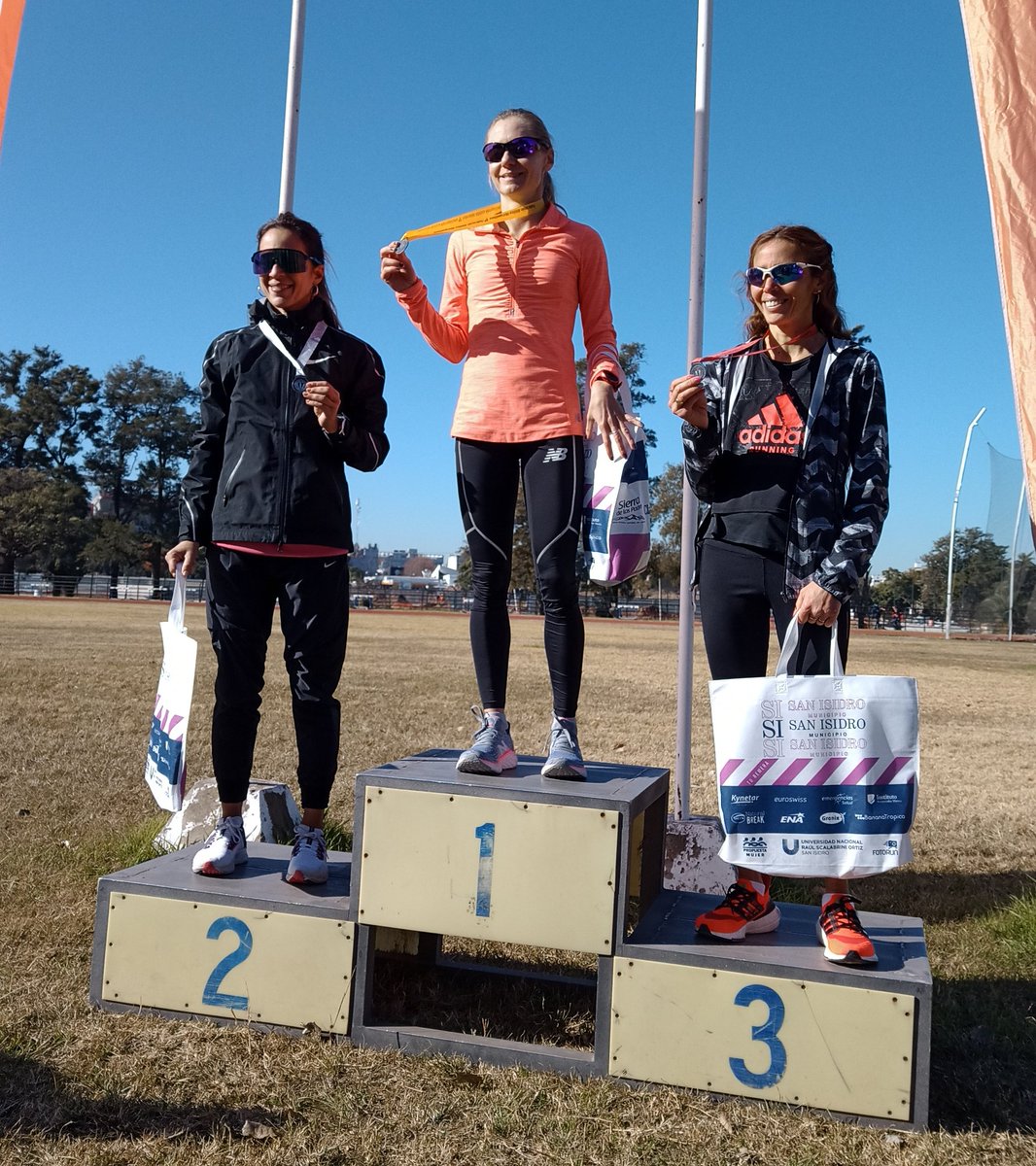 RECORD ARGENTINO Y SUDAMERICANO DE 20.000mt y la HORA EN PISTA DAMAS. 

Las damas hicieron historia, Chiara Mainetti se quedó con el primer récord argentino y sudamericano de la especialidad.  

20.000mt: 1:11:17.52
LA HORA: 16.795mt