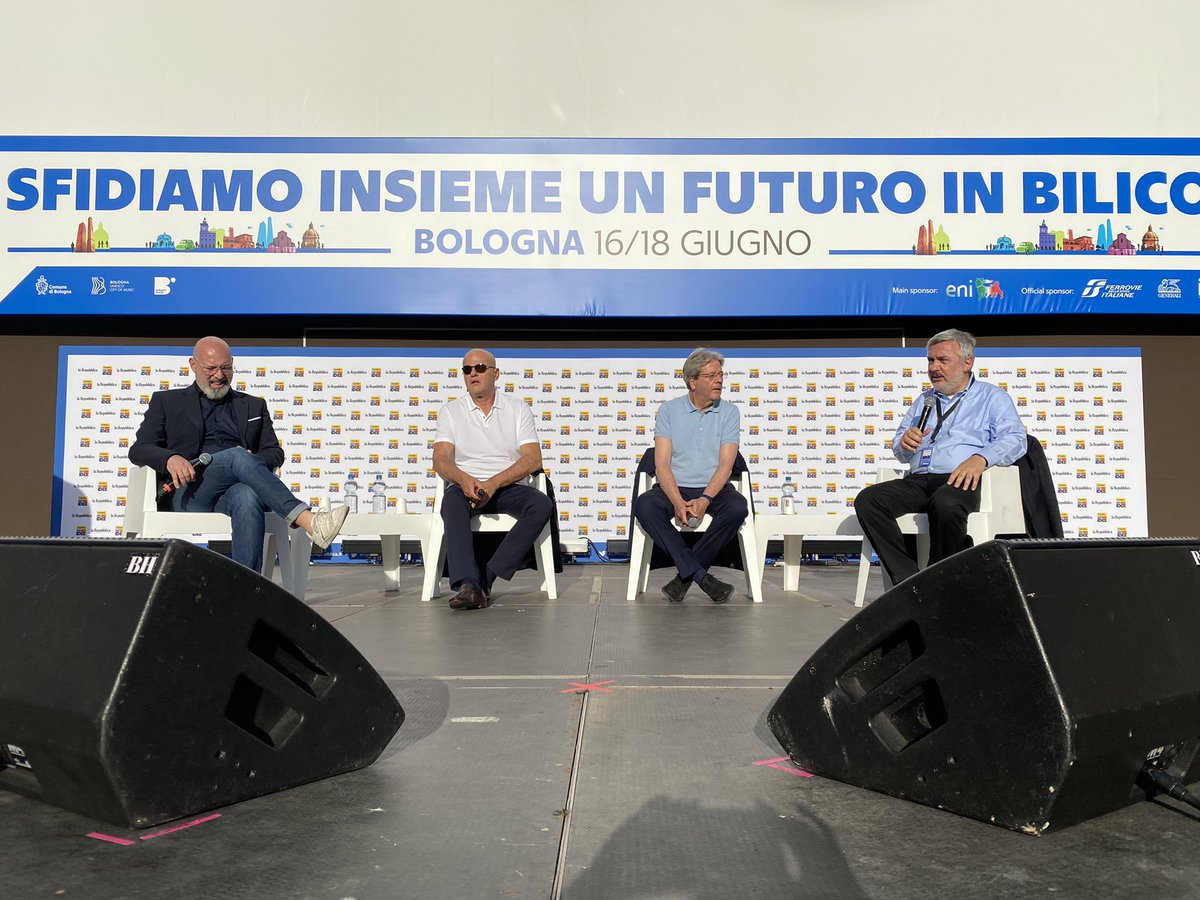RepIdee's tweet image. #RepIdee2022 Primo panel a piazza Maggiore con @PaoloGentiloni, Claudio Descalzi, Stefano Bonaccini (@sbonaccini) e il direttore Maurizio Molinari (@Maumol)