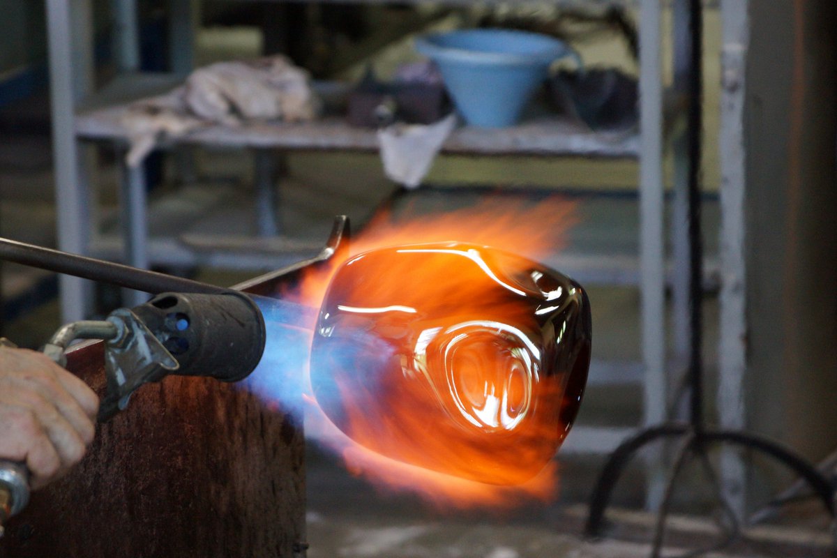 BreaksCornwall's tweet photo. #Cornwall has always had a compelling reputation for displaying talent from the arts and crafts industry. We love the work of renowned Glass designer #jodownsglass that will leave you spellbound. Pop into one of 6 galleries #cornwallcrafts #visitbodmin #  #selfcateringcornwall https://t.co/lT9zBjMVaB