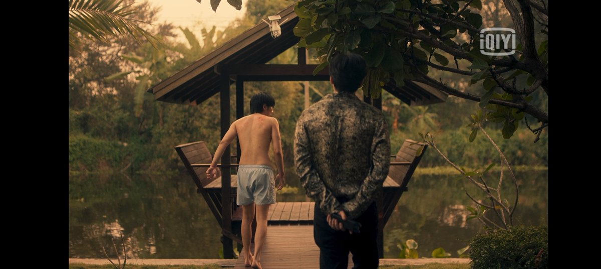 9uqmfx_0's tweet photo. ฉากนี้ต้องยอมรับเลยว่าพีทฉลาดมากๆ  พีทใช้เข็มเขีดเวกัสปลดล็อกกุญเเจมืออ่ะ โดยที่พีทใช่เท้าของพีทโยนเข็มขัดขึ้นมาอยู่มือได้เเล้วปลดกุญเเจมือ สมกับที่เป็นหัวหน้าบอดี้การ์ดตะกูลหลักจริงๆ👏(เเต่สุดท้ายเวกัสก็จับได้) #kinnporscheEp11 #เวกัสพีท https://t.co/nPQFb7CUze