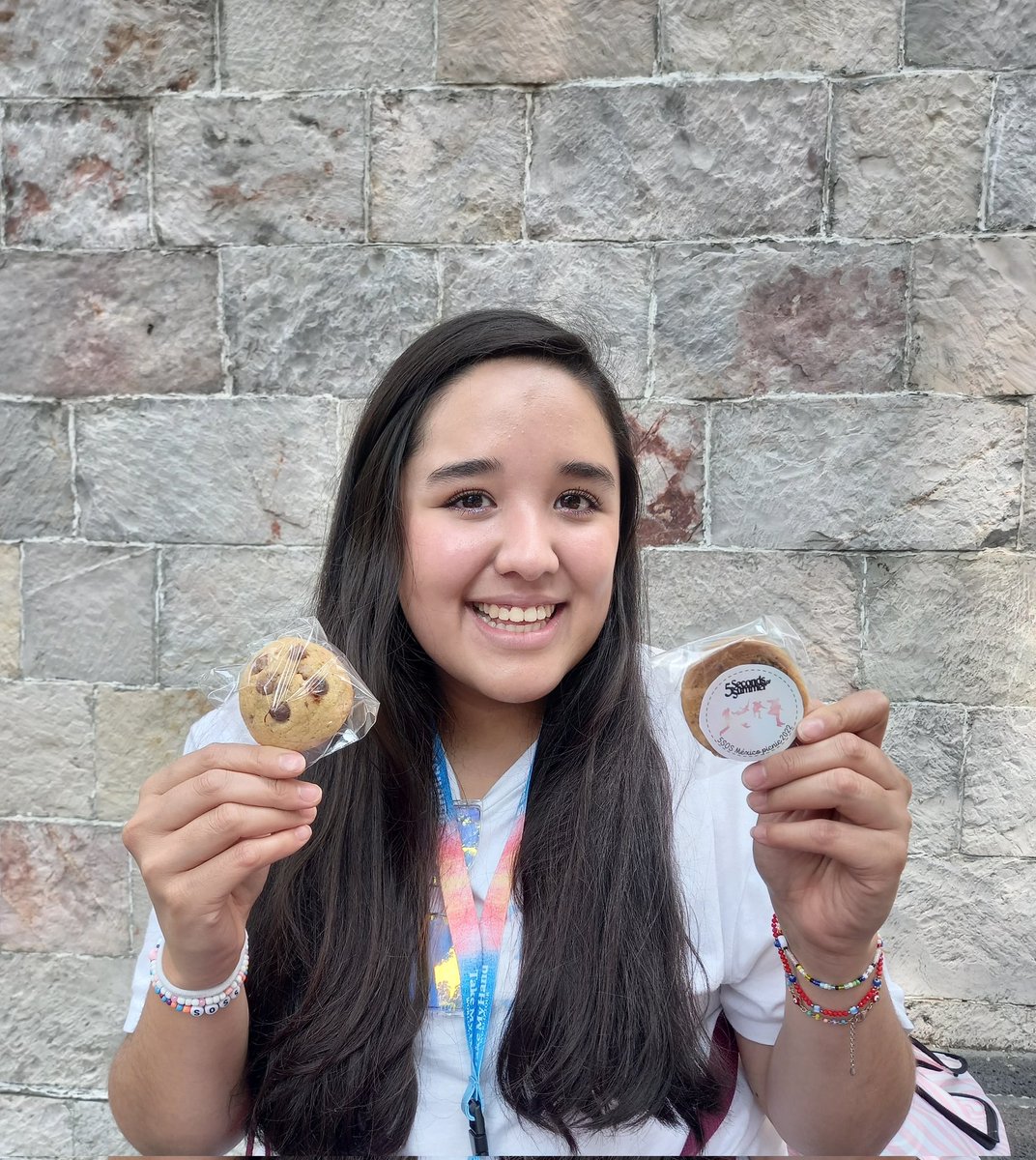 5SOSMexico's tweet photo. ¡YA ESTAMOS EN EL PICNIC!
Nuestra amiga @Solo_Andie trajo galletitas al estilo 5SOS ❤️
#5SOSMexico @UMusicMexico https://t.co/AWY1qpFMyD