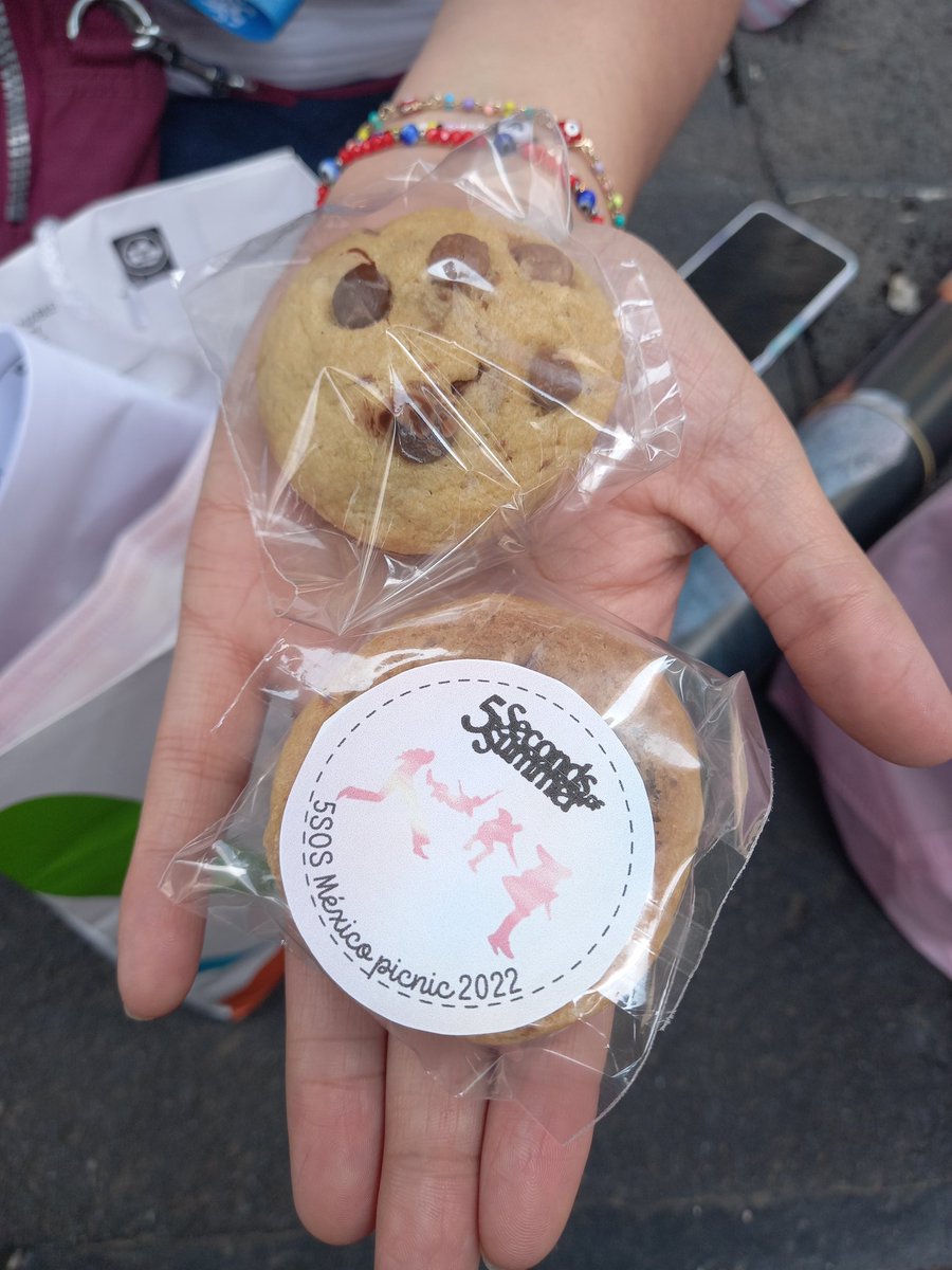 5SOSMexico's tweet photo. ¡YA ESTAMOS EN EL PICNIC!
Nuestra amiga @Solo_Andie trajo galletitas al estilo 5SOS ❤️
#5SOSMexico @UMusicMexico https://t.co/AWY1qpFMyD