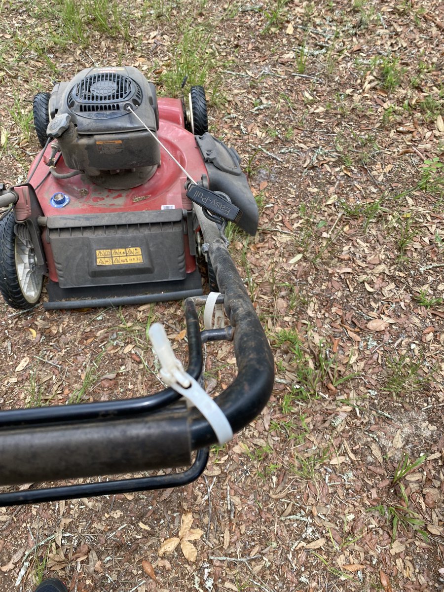 OFUNICORN's tweet photo. I had no idea how to mow the lawn but I learned by myself I am happy but extremely tired lmao #gooutsidetoday ! https://t.co/uBfvezo9tl