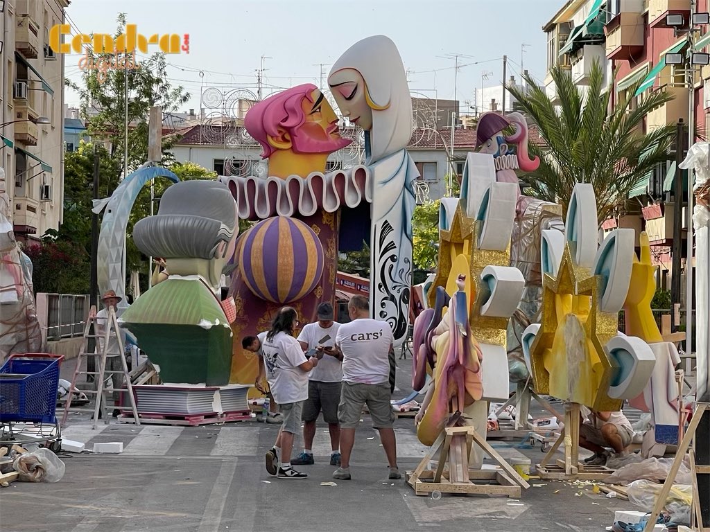 Carlos Carsí está plantando la Hoguera Sagrada Familia #fogueres #hogueras