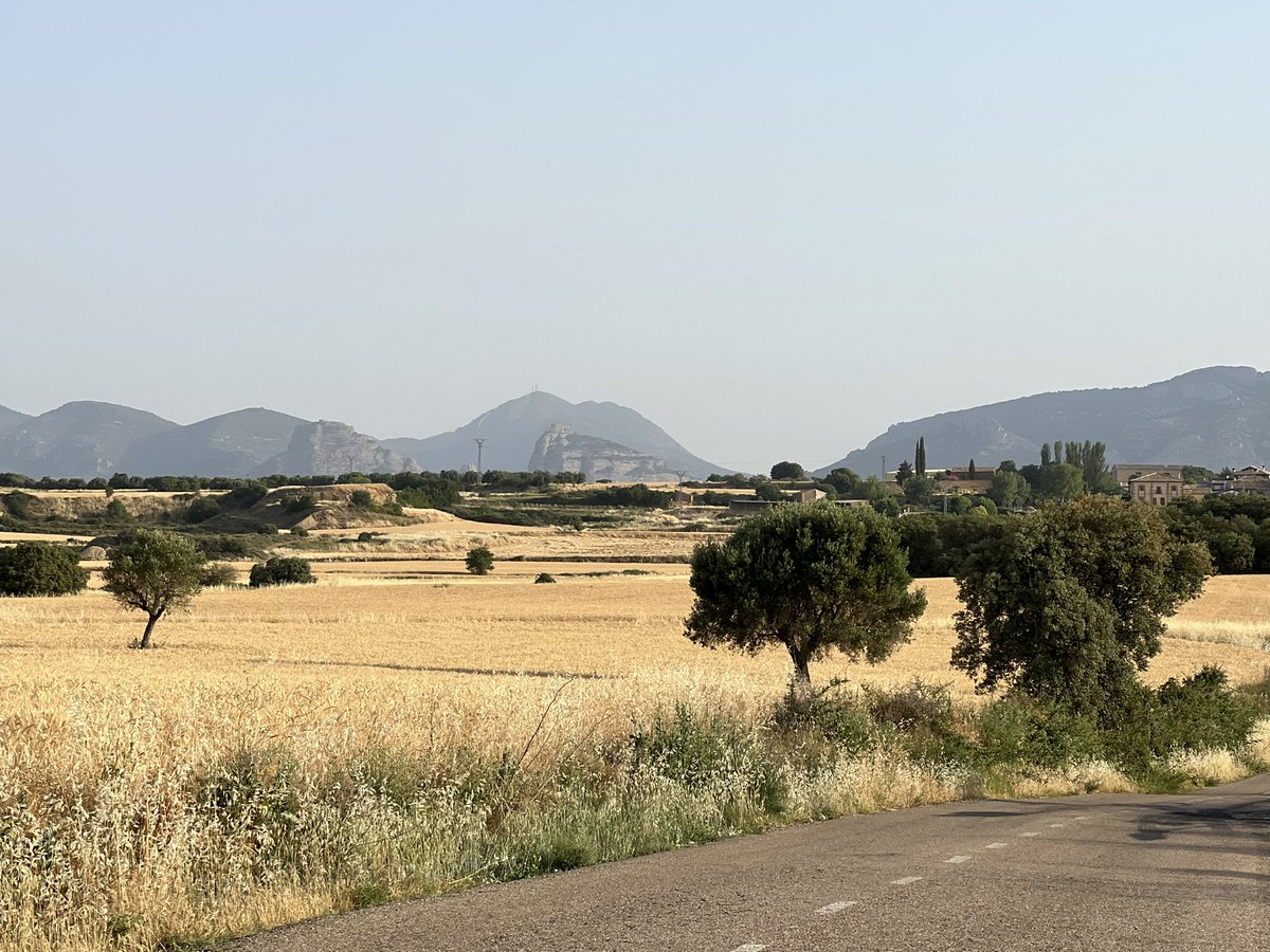 corinne_crabe's tweet photo. Pédaler de bon matin c’est toujours magique ☀️😎🚴‍♀️ #tourdeguara Étape 2 avec en point de mire le #saltoderoldan #sierradeguara #viveguara @b_guara @AESierradeGuara  👉TOUR DE GUARA:  https://t.co/vPEiepvkwH 📸@moxigeno https://t.co/NJcvjwfQk9
