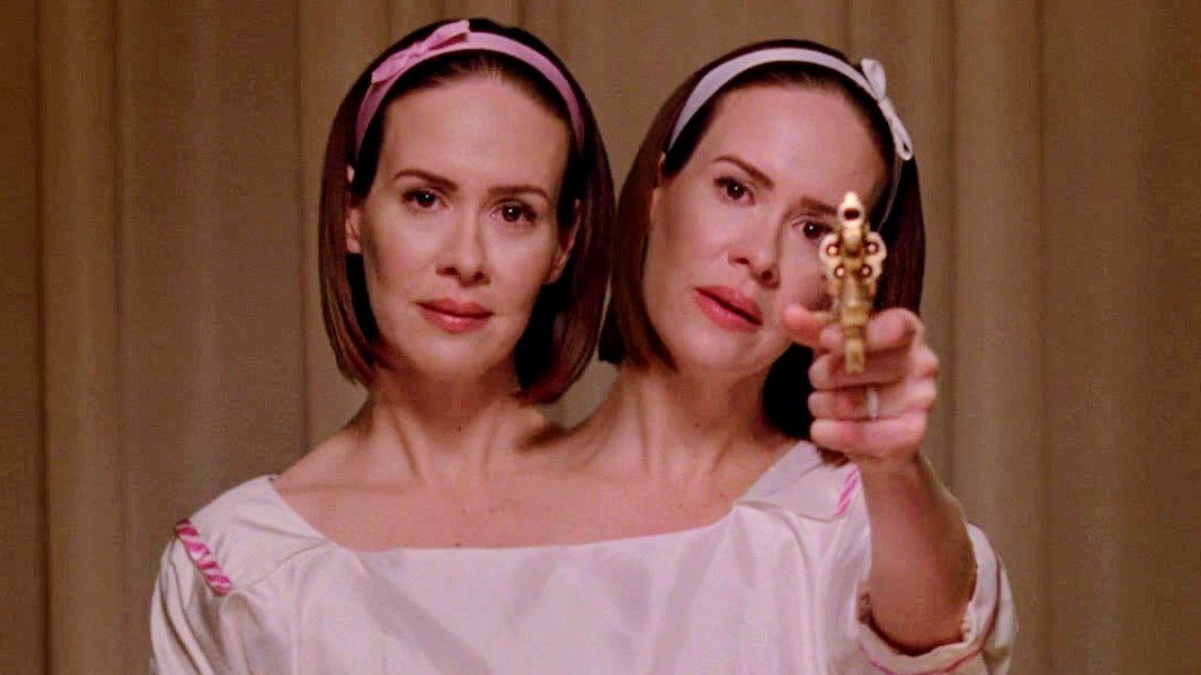 horrorlogy's tweet photo. sarah paulson in american horror story https://t.co/RL4Fvw3Gw5