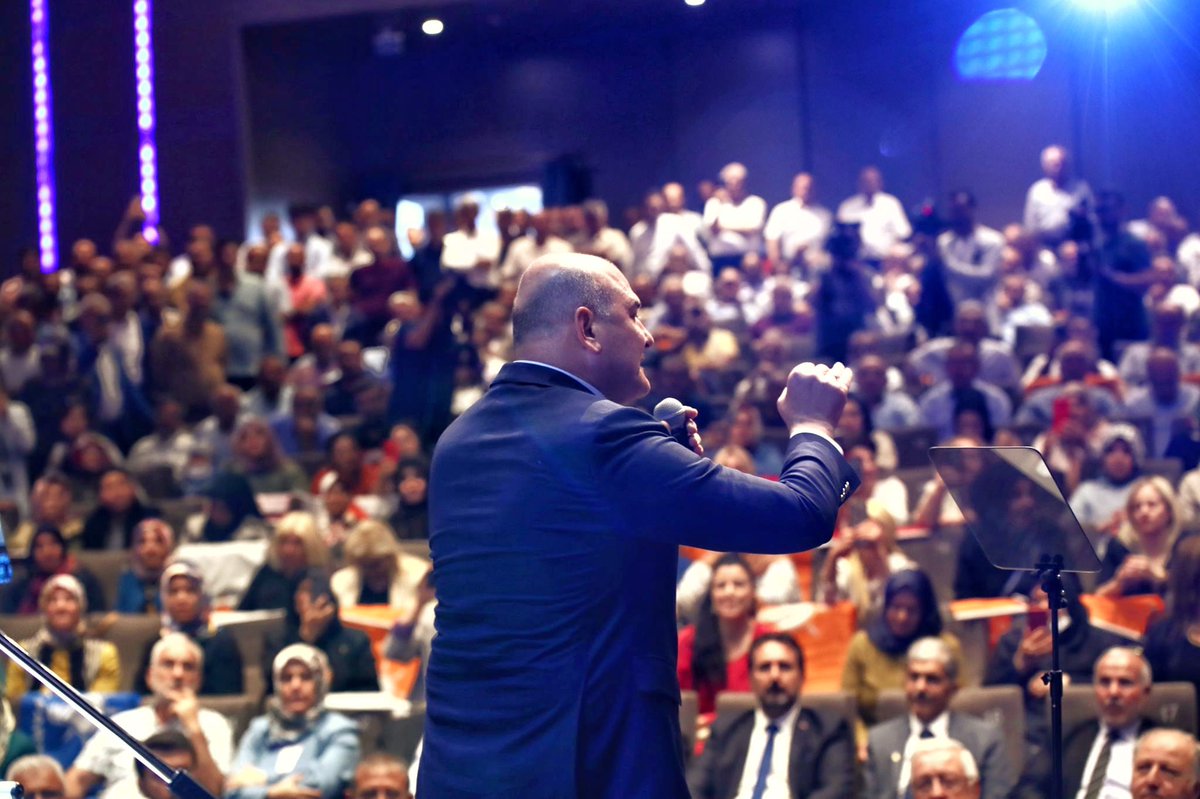 suleymansoylu's tweet photo. Sizler, AK Parti teşkilatları olarak, bu ülkenin ve bu Milletin vesayete karşı korkusunu üzerinden aldınız, 
Bu Millete cesaret verdiniz...

Kim, ne söylerse söylesin;
Bu ülkeye, bu Millete inancını kaybetmiş olanlar ne söylerse söylesin, istikametinizi bozmayın...

📍Gaziantep https://t.co/S39UmINd1X