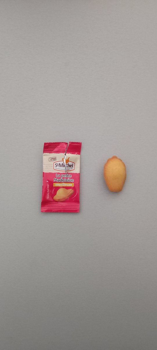 Cette madeleine, à l'emballage plastique individuel, est aussi grande que mon pouce. Ah et surtout, n'oubliez pas de trier vos déchets et d'économiser l'eau. 🤡