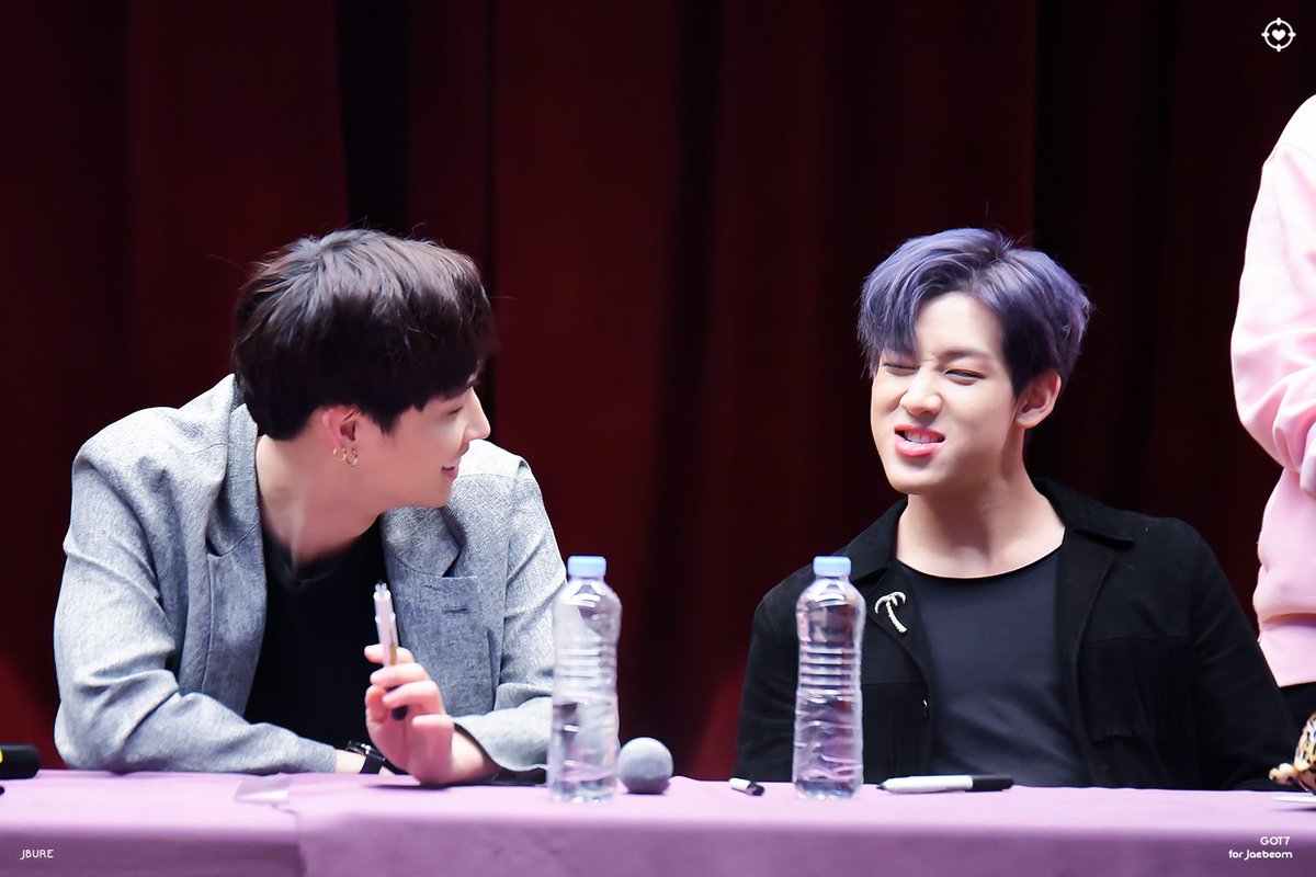 annydef's tweet photo. #BBam นี่ก็เนาะปากก็บอกว่าเป็น"ศัตรู"ทำเป็นแกล้งกันตีกันหยุมหัวกันแต่ในใจลึกๆแล้วห่วงกันแทบตาย คนนึงก็ซึนๆส่วนอีกคนก็ทำเป็นปากแข็งไปงั้นแหละใครจะกล้าตีน้อง น้องไม่อยู่ก็รำพึงรำพันพอพี่ร้องไห้ก็รีบมาปลอบใจ
รักกันมากก็บอกมาเถ๊อะไม่ต้องอาย😂😂
#GOT7 #JAYB #BamBam 
#Jaebeom https://t.co/3LecbpDdKs