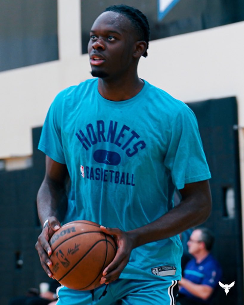 Hornets_France's tweet image. 🇫🇷 Le Français Yoan Makoundou en workout pré-draft avec les Hornets.