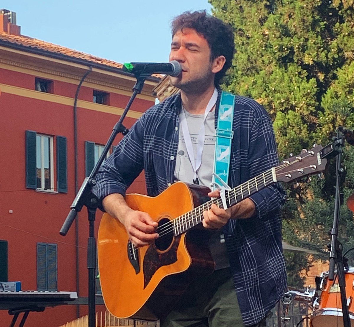 RepIdee's tweet image. Sul palco di #RepIdee2022 in Piazza Santo Stefano Nuvolari racconta a @ernieassa l’origine del suo nome d’arte: un omaggio a #LucioDalla