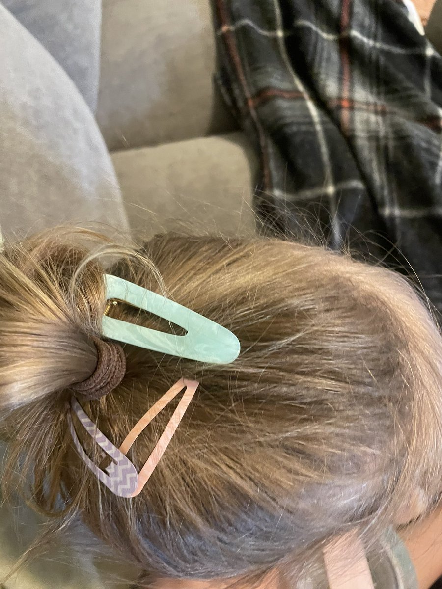 MREllyson's tweet photo. Palmer is very into having ever hair clip we own in her hair at once and it’s so cute and funny. #materialgorl 💅🏻 https://t.co/lxkZqH34Es