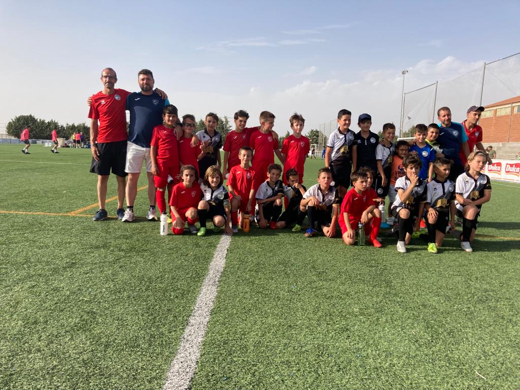 USCFbase's tweet photo. 📋 @cdribert 🆚 @UnionistasCF Benjamín B | IX Torneo F7 Ciudad de Peñaranda | Final
🏟 Luis García
📍 Peñaranda
📅 Sábado 18 de Junio
@cdribert 2️⃣
🆚
@UnionistasCF #BenjB 3️⃣
¡CAMPEONES!
#ConstruyendoUSCF https://t.co/okpZSuBjMR