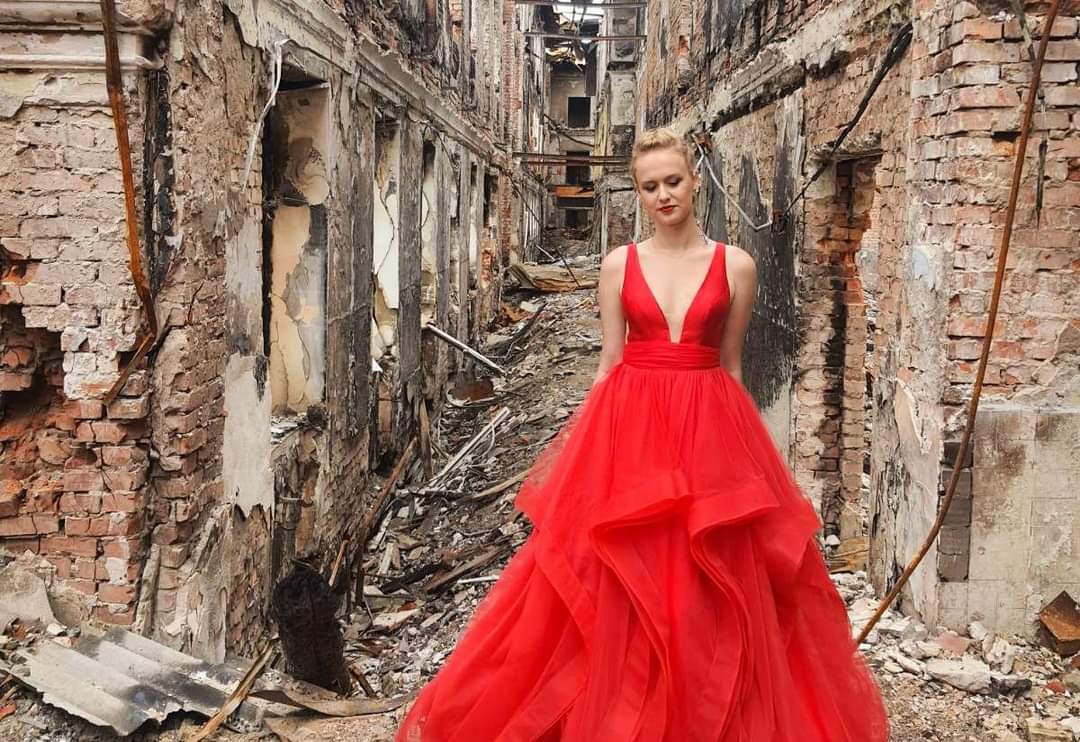 STORY BEHIND PICTURE OF UKRAINIAN GIRL IN RED DRESS Everyone saw pic of Valeria, the Kharkiv school graduate in prom dress in front of ruins of her school. Here is the story behind photo: about how Russians couldn't capture Kharkiv, directly connected with man on the right 