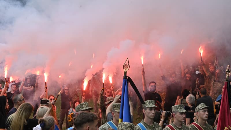 BFMTV's tweet photo. A Kiev, une foule aux obsèques d'une figure du Maïdan tué au combat
https://t.co/wQvDQrqnPo https://t.co/8GjaJIp6Z8
