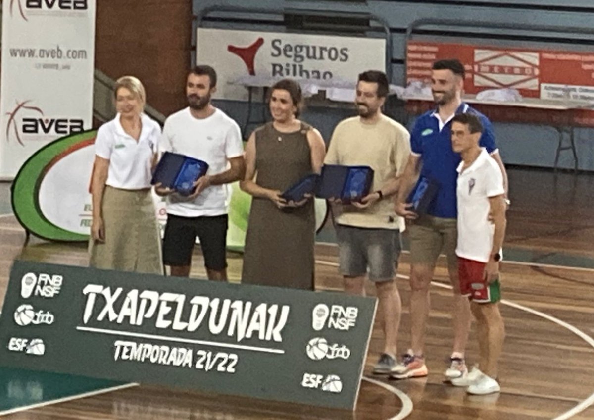 Baloncesto_CSI's tweet photo. A veces y solo a veces cuando lo das todo y entregas el alma.... A veces tienes premio. Recompensa siempre. Esta vez Premios... todos. @Baloncesto_CSI @jesuitascolegio @FNBaloncesto ... GALA de la @Basketbasko. Vamos Karajo! https://t.co/Ps1dT29s81
