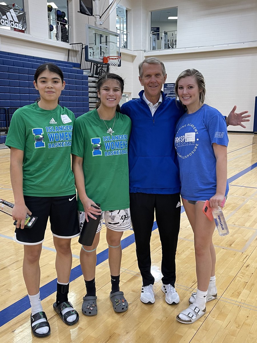 Excited to be able to attend the @Islanders_WBB Elite Camp! @SAHoopsElite @ladyhuskybb #girlshooptoo #basketball #AAU
#shegotgame #sheballin #collegeprospect
#NCAAWBB #classof2023