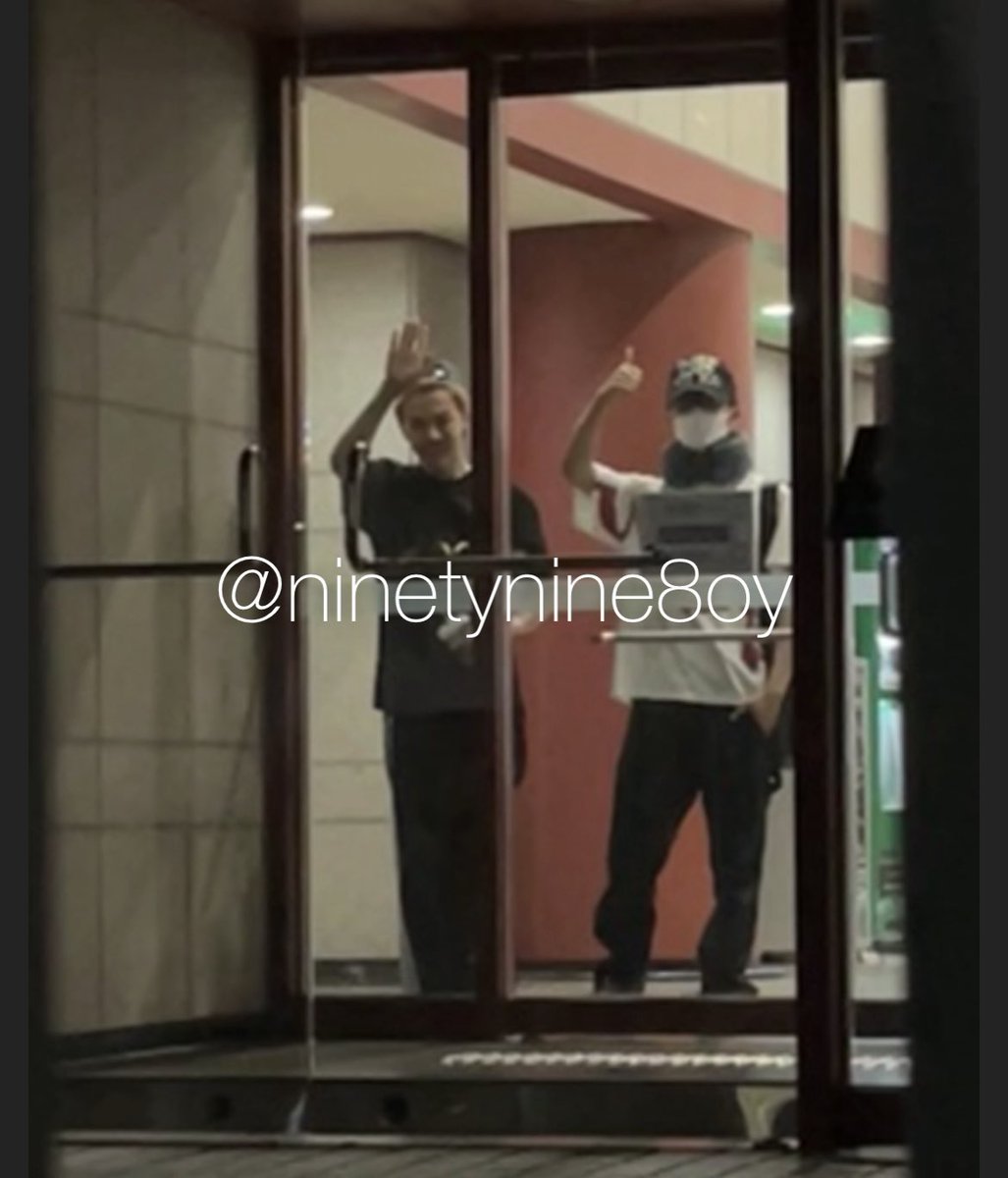 jaemin waving and mark giving a thumbs up :(