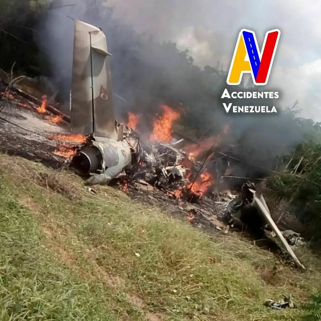 AccidentesVE's tweet photo. #ULTIMAHORA Accidente aéreo de aeronave militar K8W en el Km 18 vía Perijá en #Zulia

Noticia en desarrollo

#accidenteaereo #accidentesaereos #maracaibo #lachinita #perija #cabimas #accidentesvenezuela #ultimominuto #Ahora #NoticiaEnDesarrollo #Sucesos https://t.co/1ePkCEQQJa https://t.co/zrewLwMBNc