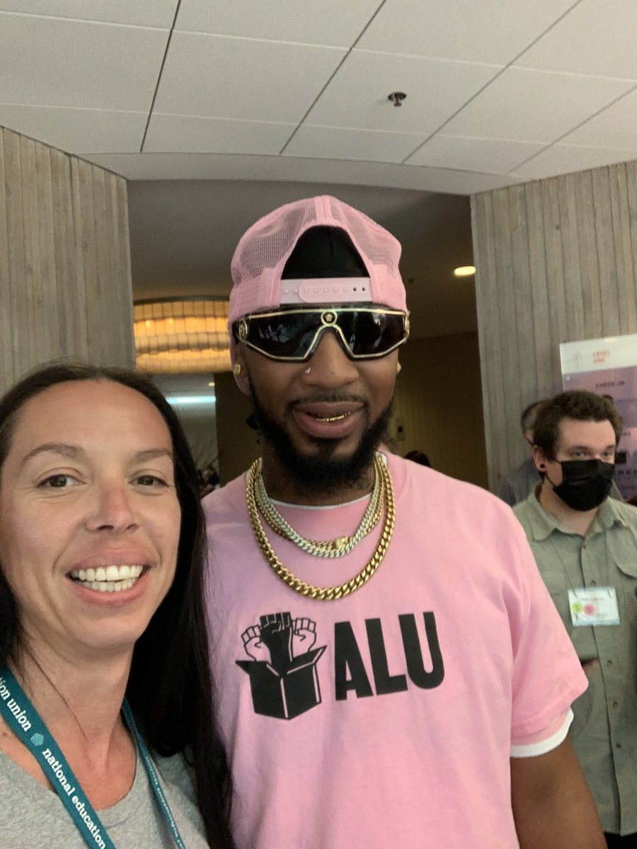 LouiseB_NEU's tweet image. I met the dude taking on Bezos. ✊🏼@Shut_downAmazon #LaborNotes2022