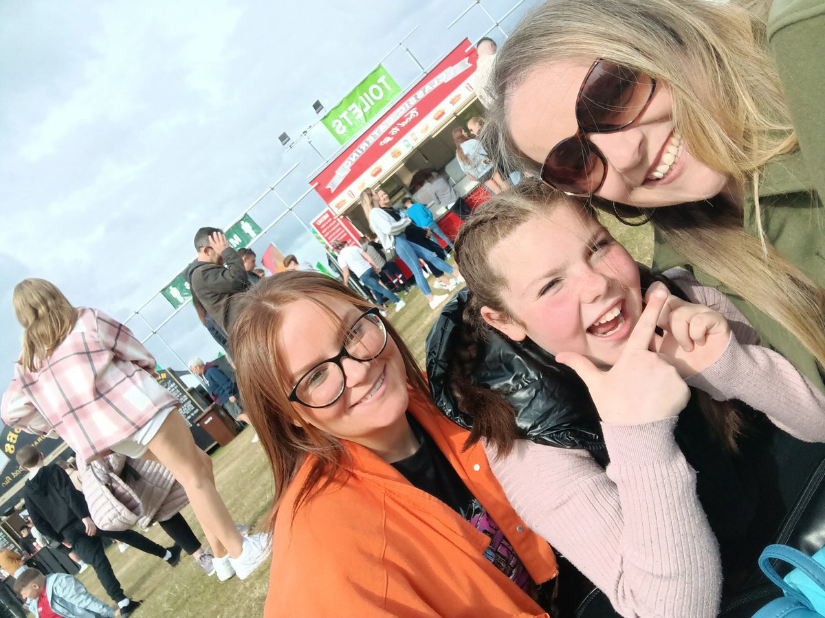 anitamccluskey's tweet image. With 2 of my absolute favourites ❤  Living our best lives #picturethis #leaheart #moncrieff #the vamps 2 years later #worththewait