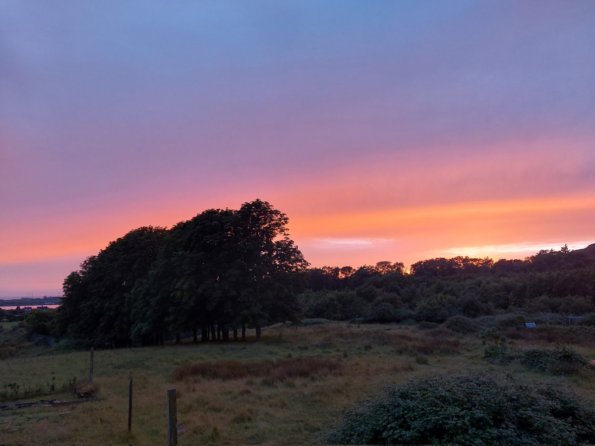 ReptonGeography's tweet photo. Sundown overlooking the glorious industrial landscape of Port Talbot. #geographyisallaroundus https://t.co/joy99D5Enx