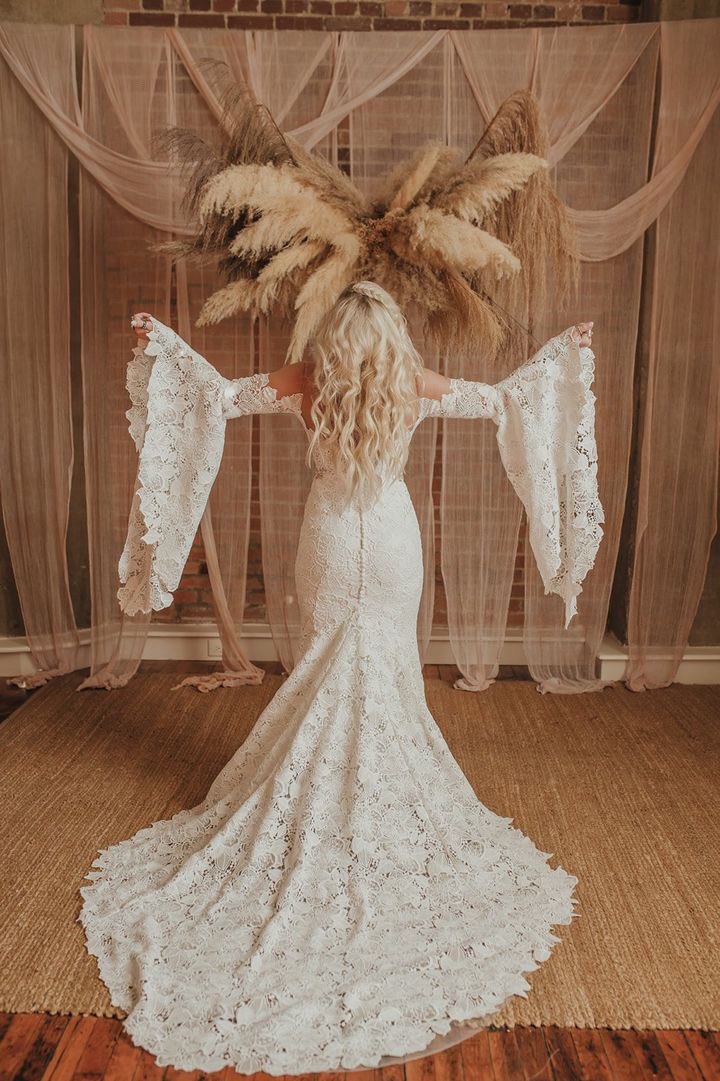 circleparkbride's tweet photo. We are OBSESSED with Destin’s bridal portraits, I mean come on!! 😍😍 she is so stunning in this boho long sleeve La Pearle dress that’s truly to die for! 
•
#CallaBlanche #weddingboutique #brideinspo #weddingdress #2022bride #2023bride #2022wedding #2023wedding #Lapearle https://t.co/9lSiqCnXxW