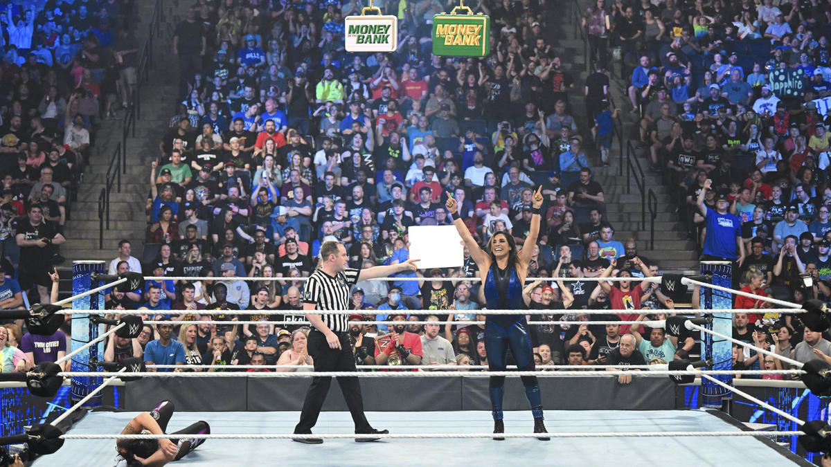 Fightful's tweet photo. WWE really photoshopped this sign. It said "Sasha Krew 4 Life" https://t.co/IfjjUtqZ2E