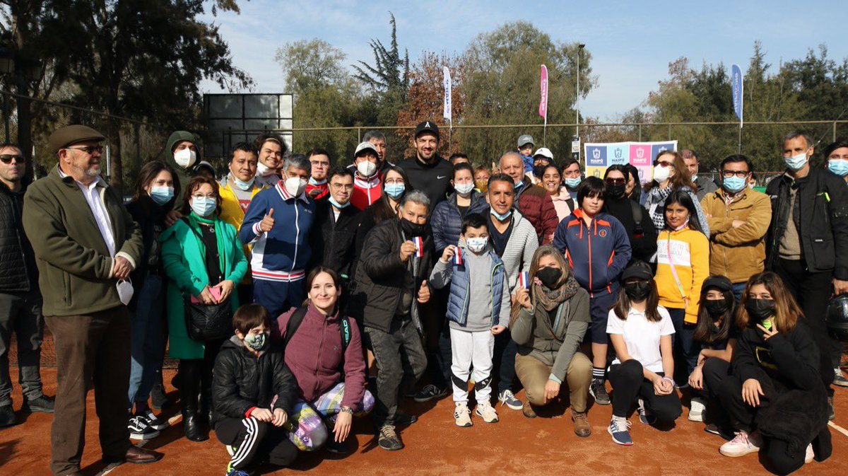 TomasVodanovic's tweet photo. El año 2019 se tomó la decisión de clausurar las históricas canchas de Tennis de la Plaza de Maipu. Este espacio fue abandonado, tomado y vandalizado por 3 años. 
Hoy, tras meses de trabajo, logramos recuperarlas para que más niños de Maipú se acerquen a este hermoso deporte 💚💪🏽 https://t.co/FoYKlMMTHX