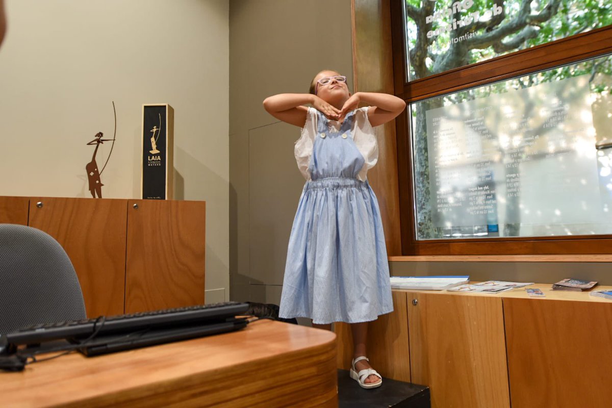 La ciutadania avui i demà està descobrint la nova oficina de turisme que s'ubica al #CafèNou amb una visita guiada teatralitzada. Una oficina interactiva i tecnològica