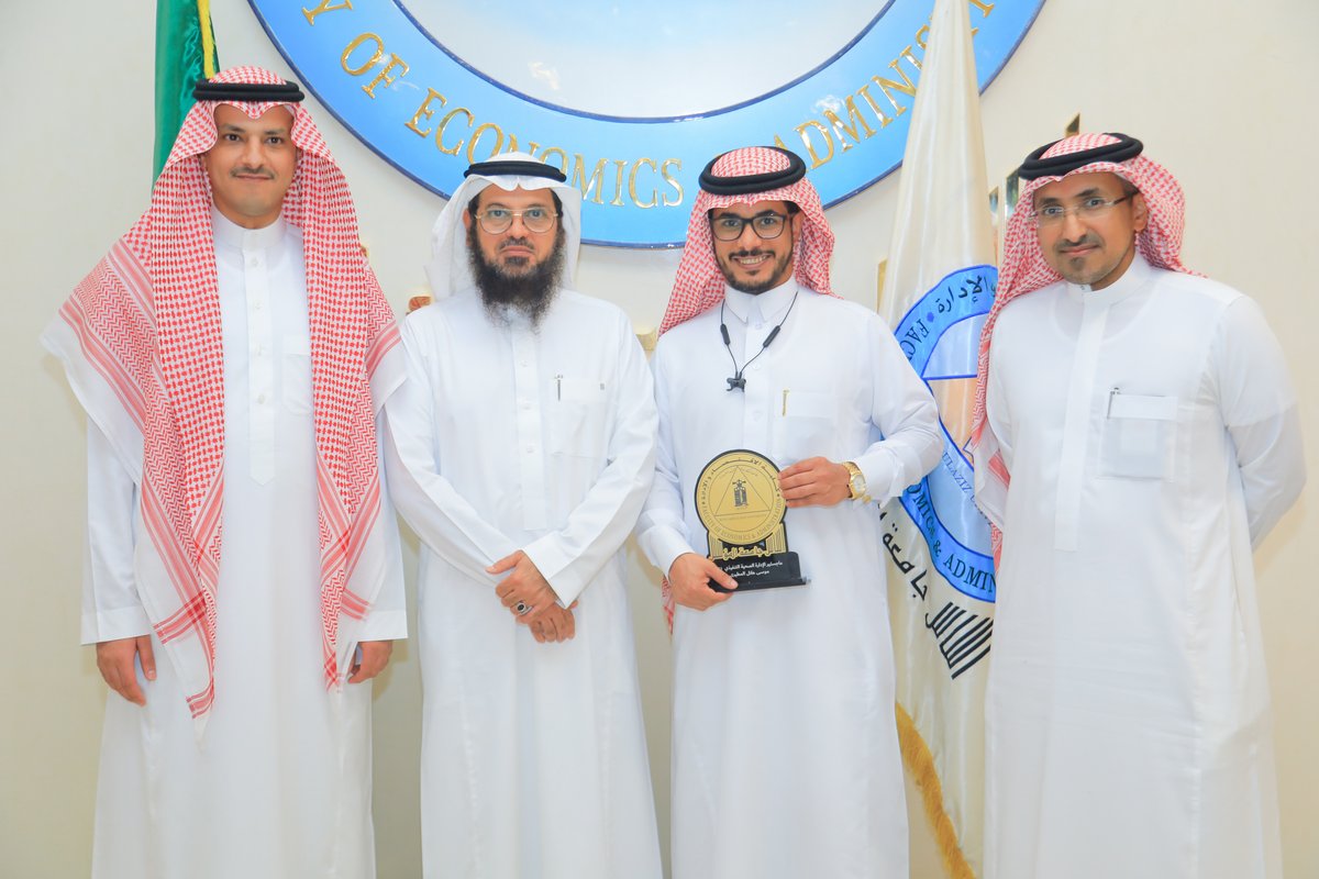 mkalhanawi's tweet photo. احتفل قسم إدارة الخدمات الصحية بالخريجين والمتوقع تخرجهم من برنامج ماجستير الادارة الصحية التنفيذي وذلك يوم الجمعة 17 يوليو 2022 م .. الف مبروك لجميع الزملاء وتمنياتي لهم بدوام التوفيق https://t.co/U7I0edWwJ5