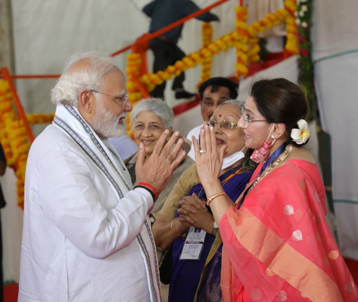 tra298's tweet photo. Hon PM Modiji addresses  massive rally in Vadodara today, highlightng schemes projects lnchd fr devpt n women empowermnt.
Reminiscing abt times in Vadodara,he connected with all Barodians!
Honoured to welcme him.
Navrachana girl studnts in bright costumes added 2 the festive mood https://t.co/EYODsBmJFm